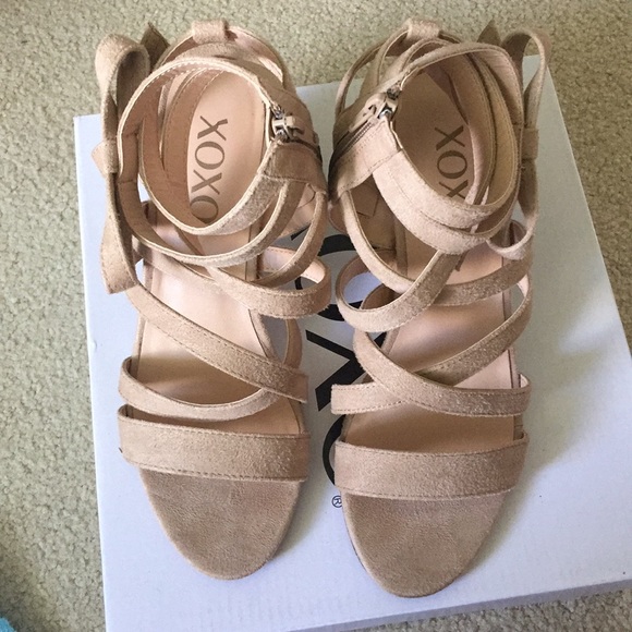 Nude colored strappy XOXO heels - Picture 2 of 3